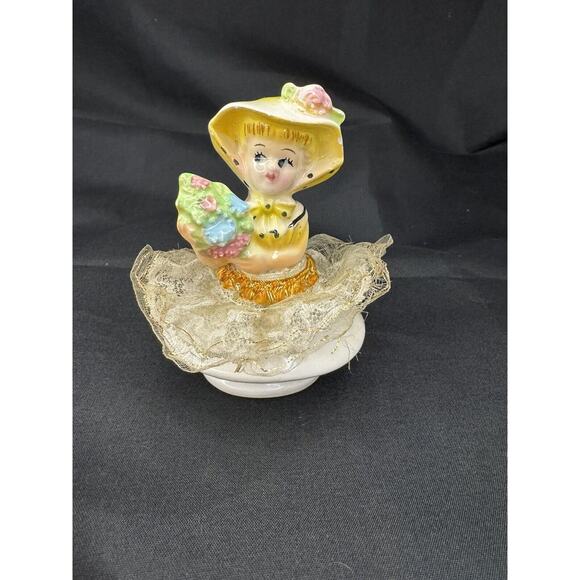 Vintage Ceramic Japan Figurine Southern Belle Bouquet & Lace Cloth Dress - Picture 1 of 9